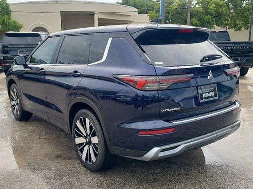 Blue 2025 Mitsubishi Outlander SE