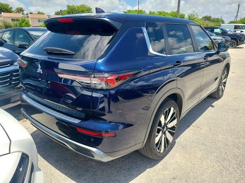 Blue 2025 Mitsubishi Outlander SE