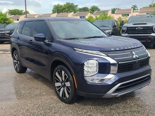Blue 2025 Mitsubishi Outlander SE