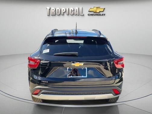 Mosaic Black Metallic 2026 Chevrolet Trax LT