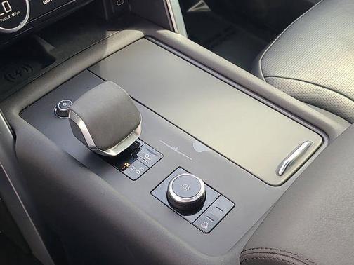 Fuji White 2024 Land Rover Discovery P300 S