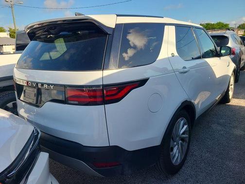 Fuji White 2024 Land Rover Discovery P300 S