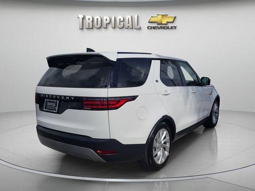 Fuji White 2024 Land Rover Discovery P300 S