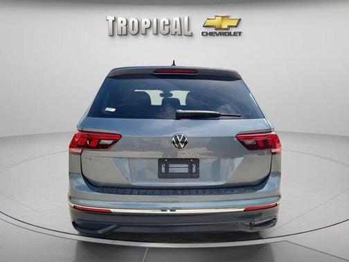 Platinum Gray Metallic 2022 Volkswagen Tiguan 2.0T SE