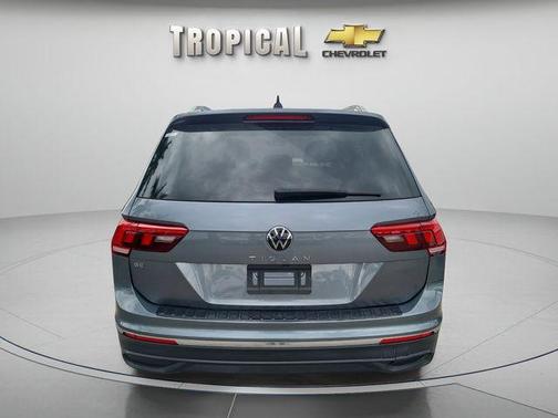 Platinum Gray Metallic 2022 Volkswagen Tiguan 2.0T SE