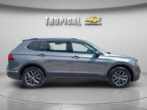 Platinum Gray Metallic 2022 Volkswagen Tiguan 2.0T SE