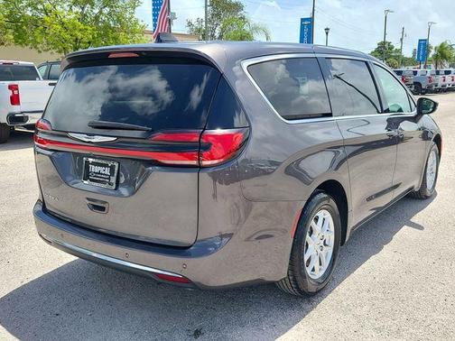 Granite Crystal Clearcoat Metallic 2023 Chrysler Pacifica Touring-L