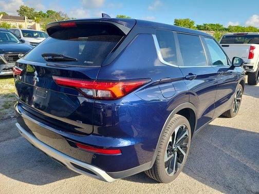 Cosmic Blue Metallic 2024 Mitsubishi Outlander SE
