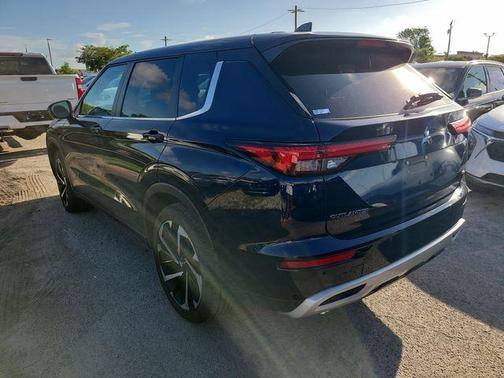 Cosmic Blue Metallic 2024 Mitsubishi Outlander SE