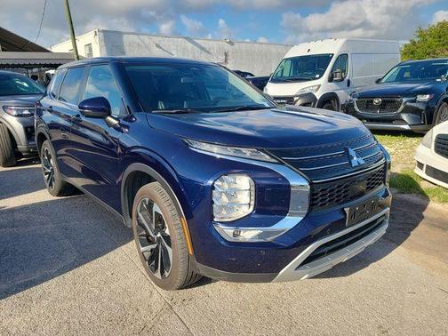 Cosmic Blue Metallic 2024 Mitsubishi Outlander SE