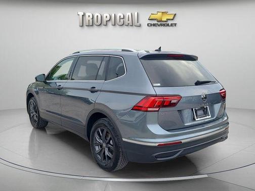 Platinum Gray Metallic 2024 Volkswagen Tiguan 2.0T SE