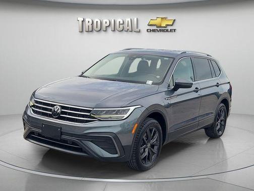 Platinum Gray Metallic 2024 Volkswagen Tiguan 2.0T SE