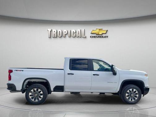 Summit White 2026 Chevrolet Silverado 2500 Custom