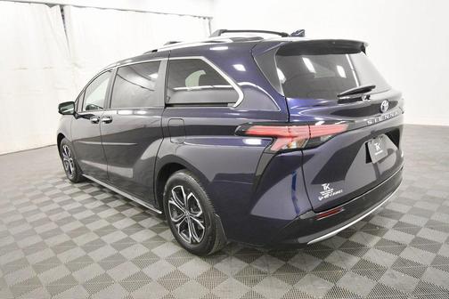 2025 Toyota Sienna Platinum