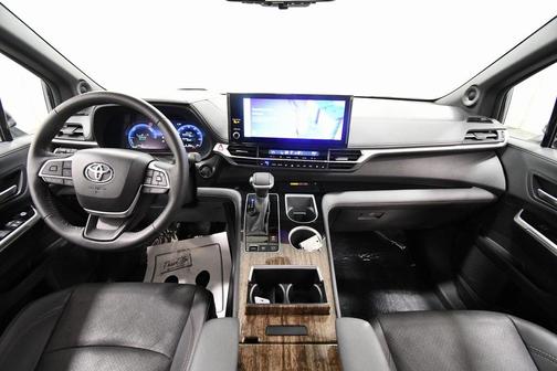 2025 Toyota Sienna Platinum
