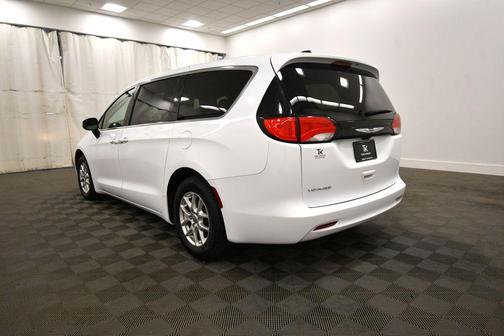 Bright White Clearcoat 2022 Chrysler Voyager LX