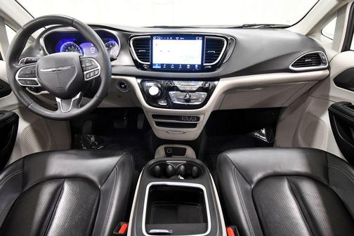 Brilliant Black Crystal Pearlcoat 2024 Chrysler Pacifica Touring L