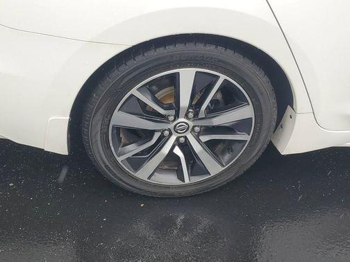 White 2019 Nissan Maxima 3.5 SL