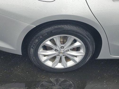 Silver Ice Metallic 2019 Chevrolet Malibu LT