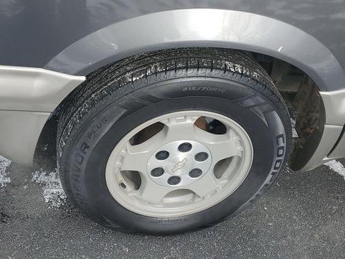 Medium Charcoal Gray Metallic 2005 Chevrolet Astro