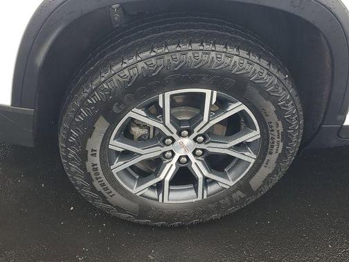Summit White 2024 GMC Acadia AT4
