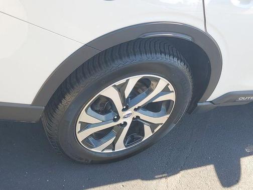 Crystal White Pearl 2022 Subaru Outback Touring