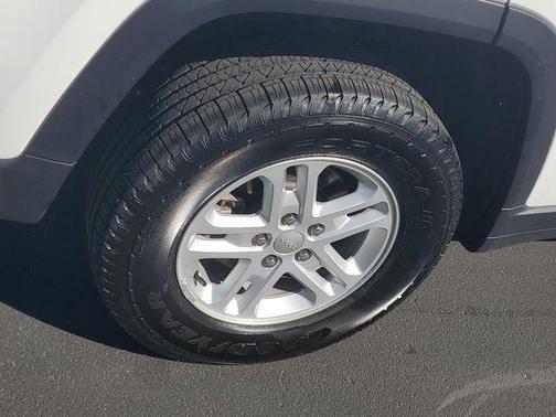 Bright White Clearcoat 2023 Jeep Grand Cherokee Laredo