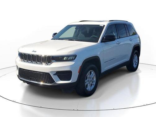 Bright White Clearcoat 2023 Jeep Grand Cherokee Laredo