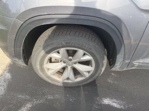 Platinum Gray Metallic 2018 Volkswagen Atlas 3.6L SE w/Technology