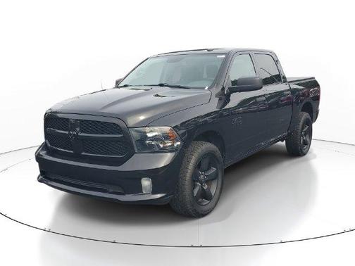 Brilliant Black Crystal Pearlcoat 2018 RAM 1500 Express