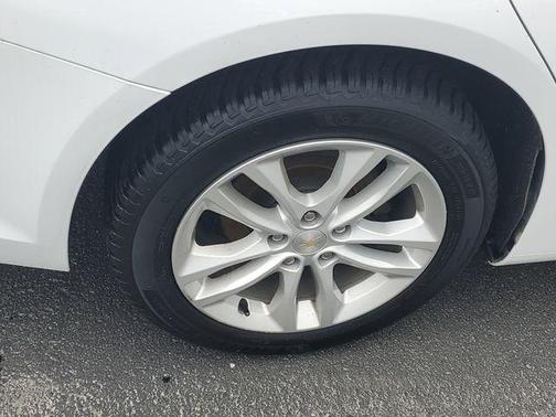 Summit White 2018 Chevrolet Malibu LT