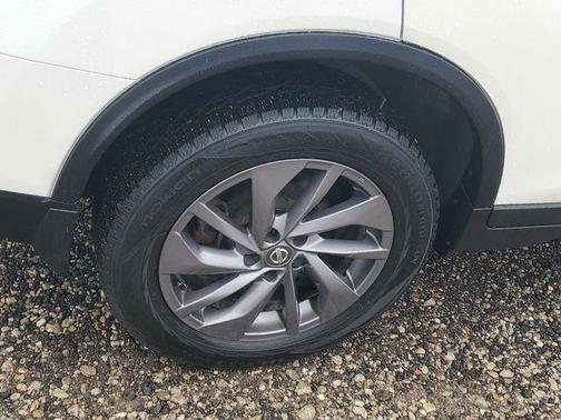 White 2016 Nissan Rogue SL