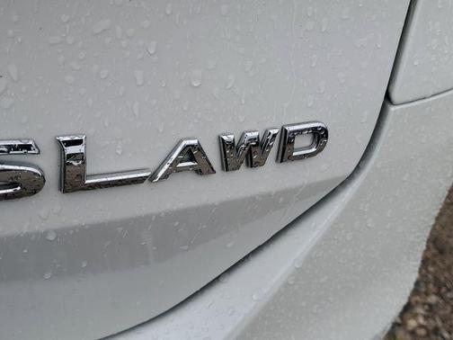 White 2016 Nissan Rogue SL
