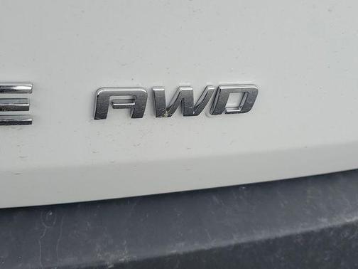 Summit White 2023 Chevrolet Traverse LT Cloth