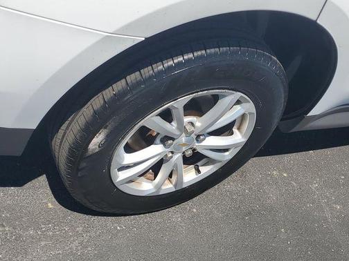 Summit White 2017 Chevrolet Equinox LT
