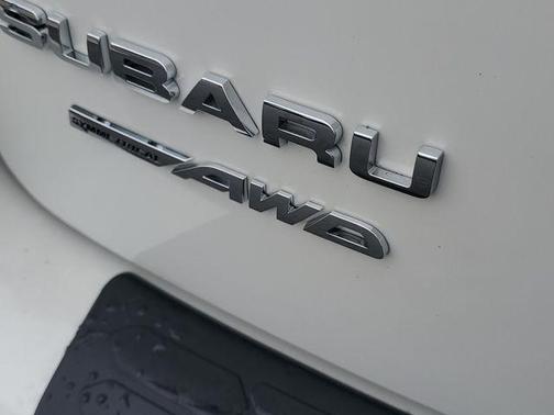 Crystal White Pearl 2018 Subaru Crosstrek 2.0i