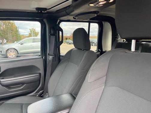 2022 Jeep Gladiator Sport