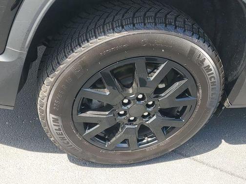 Black 2022 GMC Acadia SLE