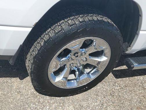 Bright White Clearcoat 2019 RAM 1500 Big Horn
