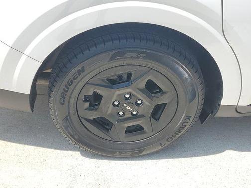 Snow White Pearl 2025 Kia Carnival LXS