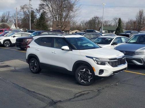 Snow White Pearl 2025 Kia Seltos EX