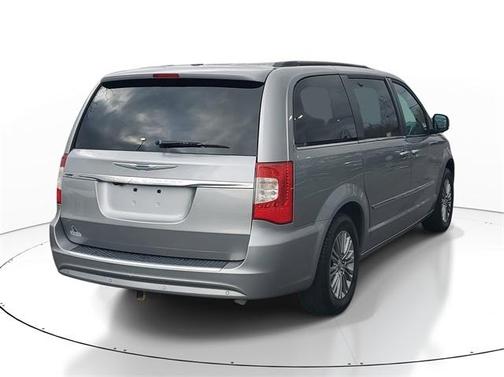 2016 Chrysler Town & Country Touring-L