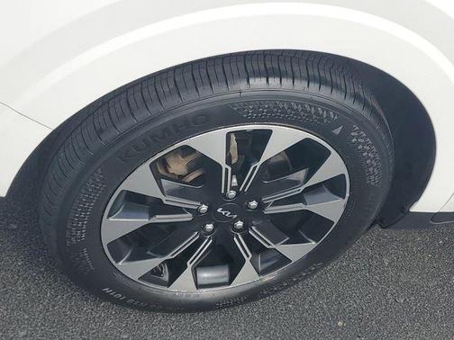 Snow White Pearl 2024 Kia Carnival EX