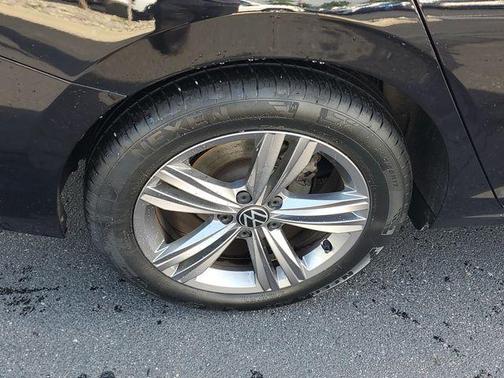Deep Black Pearl Effect 2023 Volkswagen Jetta 1.5T SE