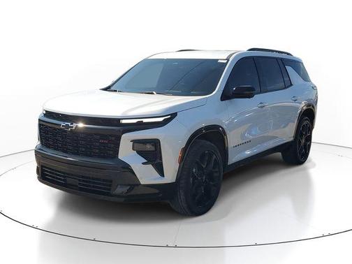 Iridescent Pearl Tricoat 2025 Chevrolet Traverse RS