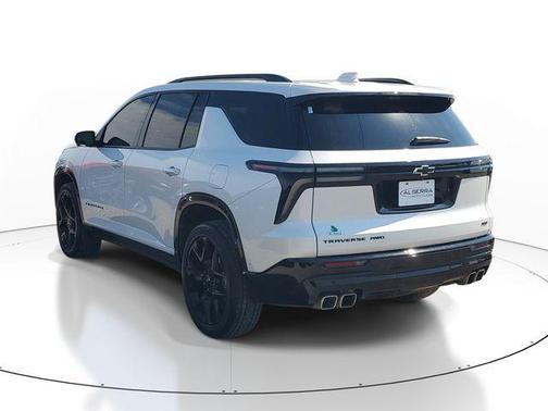 Iridescent Pearl Tricoat 2025 Chevrolet Traverse RS