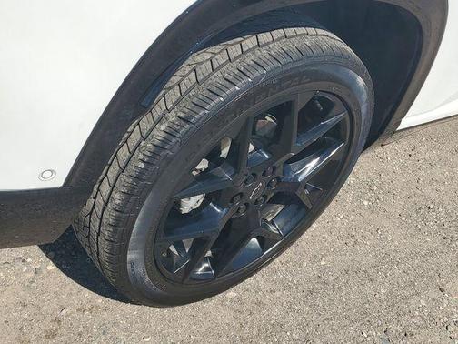 Iridescent Pearl Tricoat 2025 Chevrolet Traverse RS
