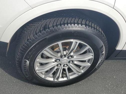 Crystal White Tri-Coat 2019 Cadillac XT5 Luxury