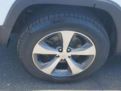 Bright White Clearcoat 2019 Jeep Cherokee Limited