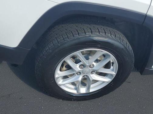 Bright White Clearcoat 2021 Jeep Grand Cherokee L Laredo